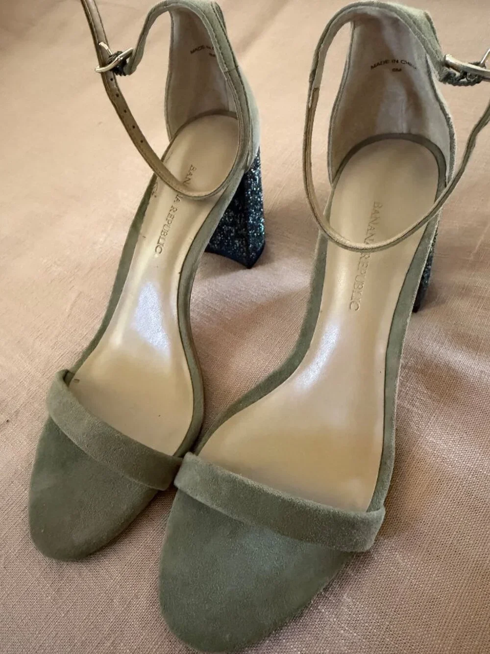 Banana Republic Size 6 Suede Heel Never Worn
